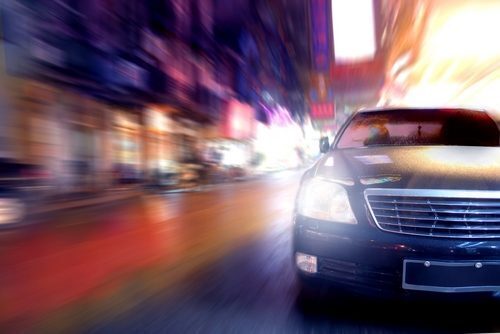 【意外と知らない道交法】夜間のライトはハイビームとロービーム…どっちで走るべき？