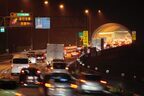 【意外と知らない道交法】高速道路で渋滞の最後尾が「ハザードランプ点灯」は義務？