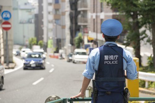 自動車検問で「警察官が外からエンジンスイッチを切って」きた！こんなのってアリ？