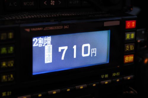 タクシー運転手がメーター押し忘れてた！いくら払うべき？