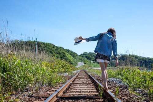 松本伊代さんの線路立ち入り写真撮影…逮捕の可能性は？