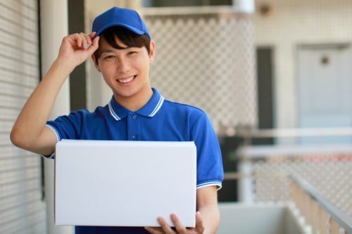 「勝手に荷物を置いていく」「中身を聞く」配達員の言動は法的に問題ない？