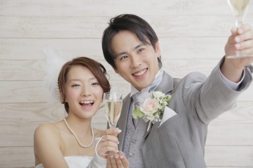 結婚してることを隠して警察官が披露宴開催…重婚って法的に問題ないの？