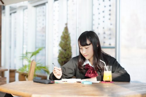 ファミレスにドリンクバーだけで長居する客…追い出すことはできる？