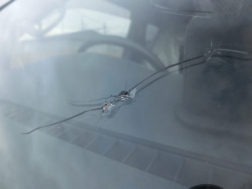 飛び石でフロントガラス交換…飛ばした相手を罪に問える？