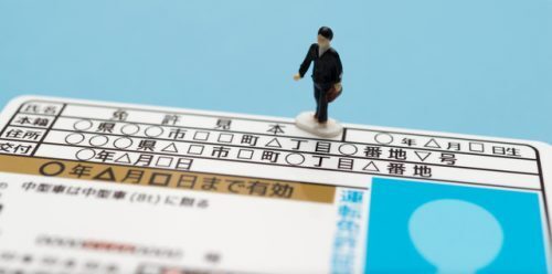 免許証を偽造したらどんな罪に問われる？