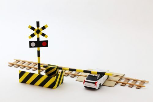 まれに起こる踏切内立ち入り…故意じゃなくても損害賠償しないとダメ？