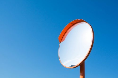 カーブミラーを破壊した男性が逮捕…どんな罪に問われる？