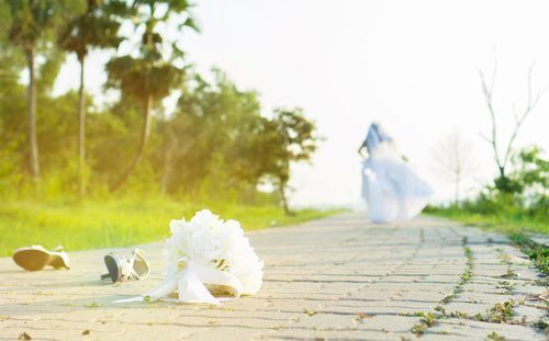 挙式中に教会を飛び出した…現実に起こったらどんな責任を負う？