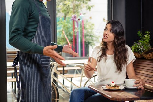 飲食店側が客の退店を強制…どんな場合に退店させられる？