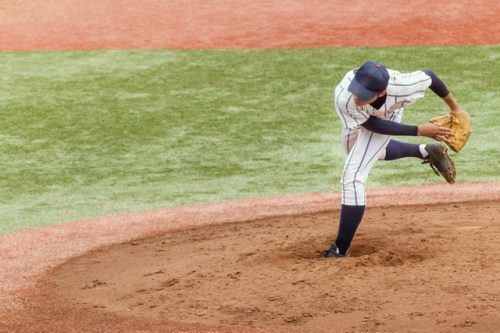 猛暑で試合をする高校野球…熱中症で選手が倒れたら誰が責任を取る？