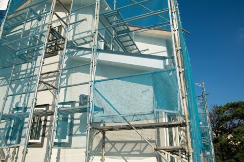 建設現場で工具を落とし歩行者が負傷…この場合の責任は誰に？