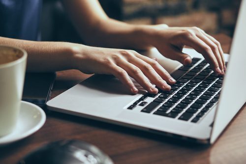 転職サイトに虚偽投稿で投稿者名の開示命令…この後どうなる？