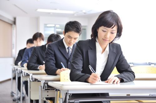 教授が試験問題を受験者に漏洩…どんな罪に問われる？