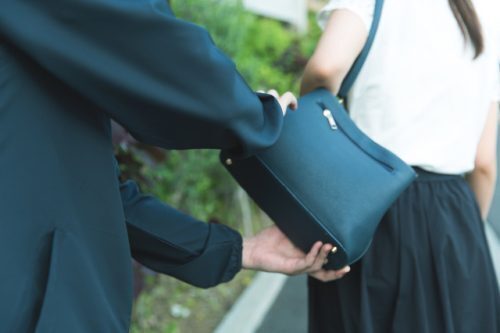 「ひったくり」をでっち上げ…どんな罪になる？