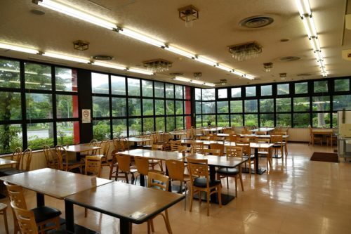 食事を買わずにフードコートの座席利用…なにかしらの罪になる？