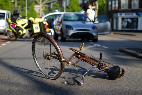 ながらスマホ自転車運転で死亡事故…なぜ書類送検で済んだ？