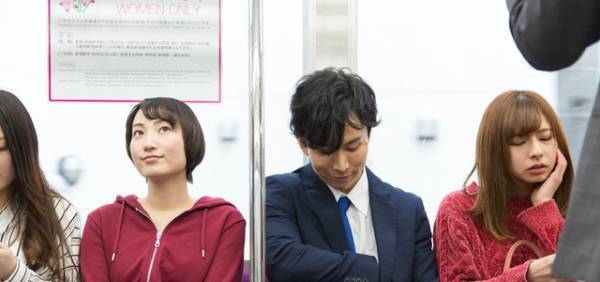 女性専用車両から男性を無理やり降ろすのは、何らかの罪に該当するのか？