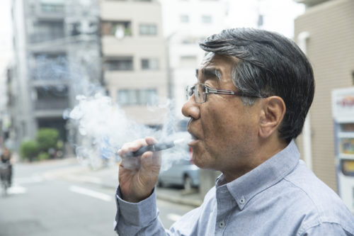 迷惑な歩きタバコ！　取り締まる法律はないの？