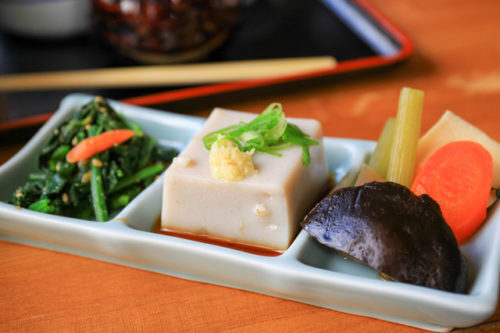 頼んでないのにお通し代を払え…これって合法なの？