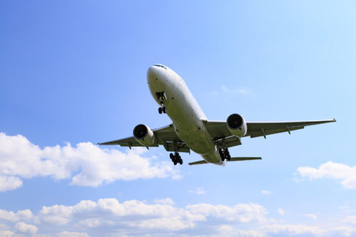 飛行機を運転する資格がないのに運転したコナン君は逮捕されないの？