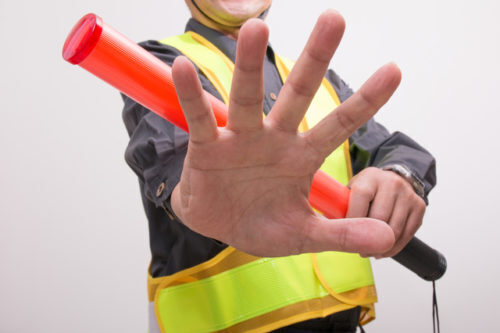 交通整理員の不手際にイライラ…無視して走行したら交通違反になる？