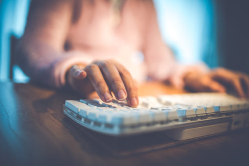 TV番組をきっかけに風評被害を受けた会社…放送局やネットユーザーを訴えることは可能？