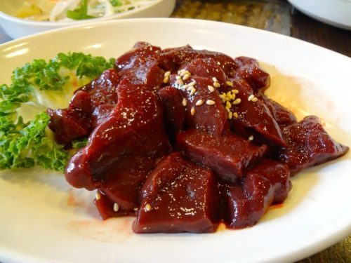 続発する「レバ刺し」違法提供　食べた側は無罪なの？　