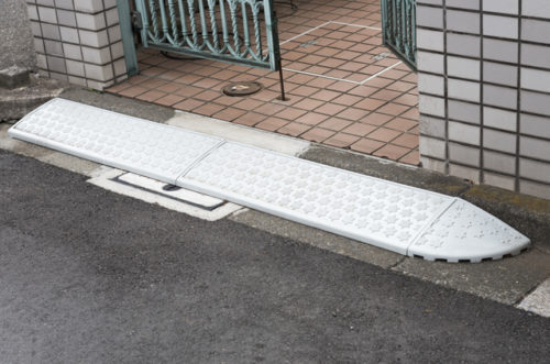 段差スロープを道路に置くと道路交通法違反って本当？　弁護士の見解は…
