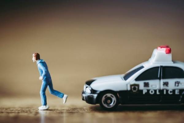 相次ぐ保釈中人物の逃亡事件！今後取るべき対策を弁護士が解説