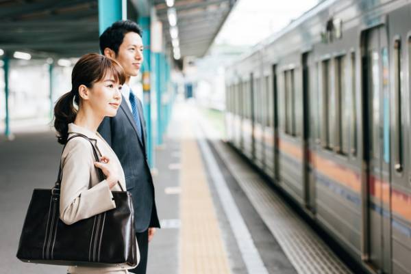 非常用ドアコック操作で電車の運行を妨害した男　刑罰や損害賠償額はどうなる？