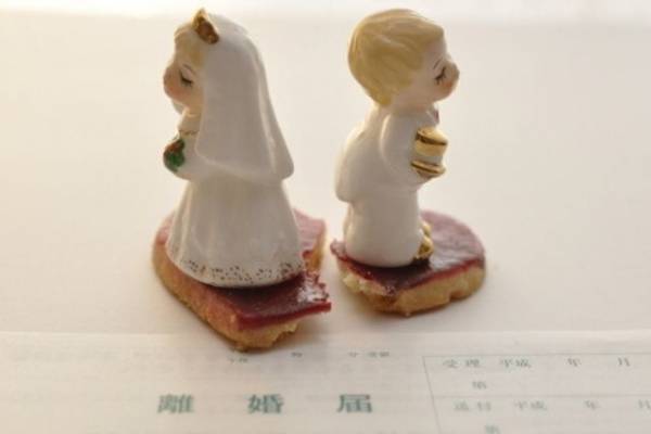 SNSで過去に妻が別の男と同棲していたことが発覚！　激怒する夫は離婚できるのか？