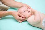 【小児科医解説】赤ちゃんの頭の形が心配…！向き癖や指しゃぶりは直る？