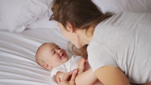 【助産師監修】マザリーズとは？赤ちゃんとママの絆を深める話し方？特徴や月齢別の効果について解説