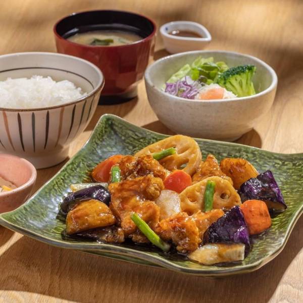 【子連れランチ】添加物の少ない外食チェーン店4選！安心して楽しめる回転寿司や定食、スープなど