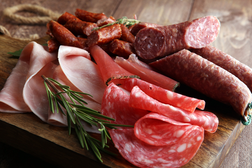【産婦人科医監修】妊婦が生ハムを食べるのはNG？妊娠中に注意すべき理由、影響、対処法を解説