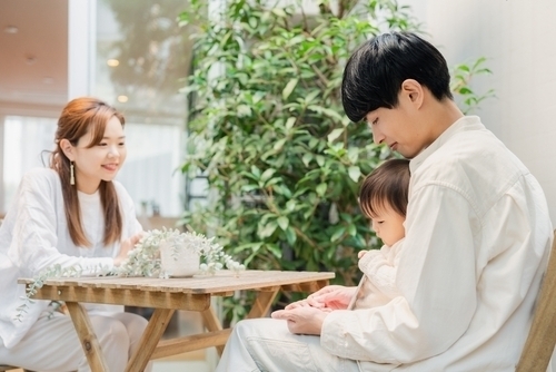 男性の育休取得が初の40％超え！「産後パパ育休」の効果とこれからの家族のかたち