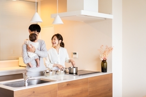 男性の育休取得が初の40％超え！「産後パパ育休」の効果とこれからの家族のかたち