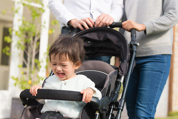 座るとギャン泣き！ベビーカーを嫌がる子どもの対処法