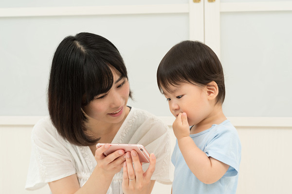 【スマホ】使用頻度は「3歳児」がトップ!?　親のスマホの安全性を考えなおそう
