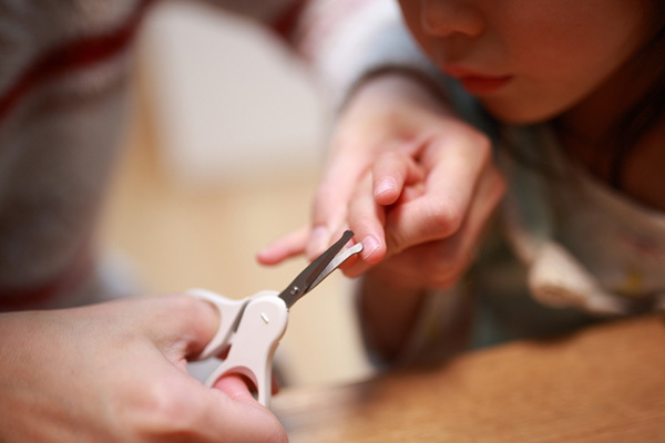 泣き叫ぶ・暴れる…爪切りを嫌がる子どもの対処法