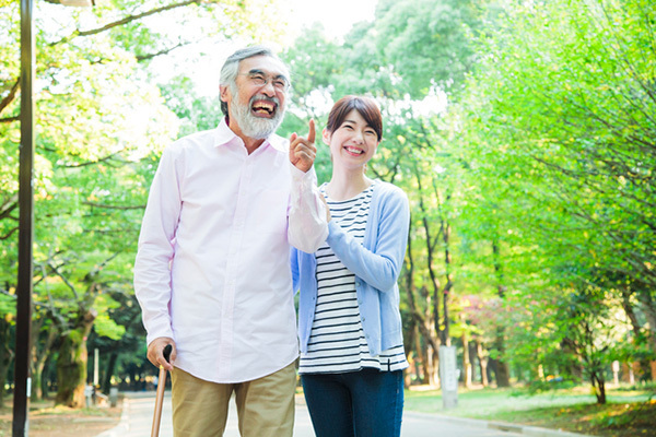 遠くで暮らす両親が心配…どんな見守りサービスがある？