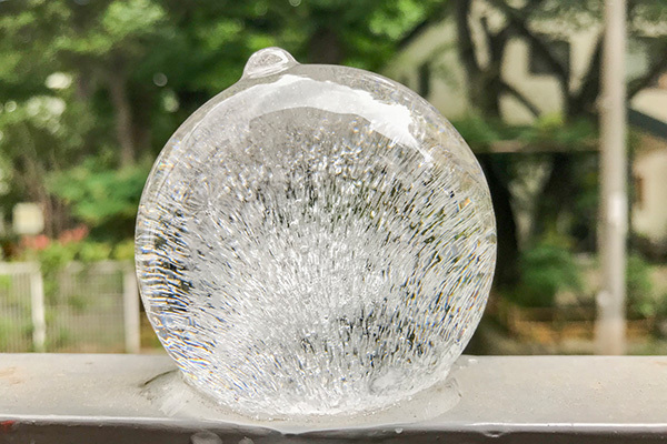 超キレイで愕然！ 丸型製氷器の透明度を比較してみたら…