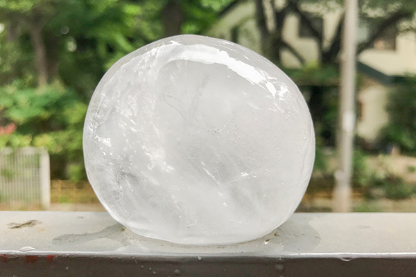 超キレイで愕然！ 丸型製氷器の透明度を比較してみたら…
