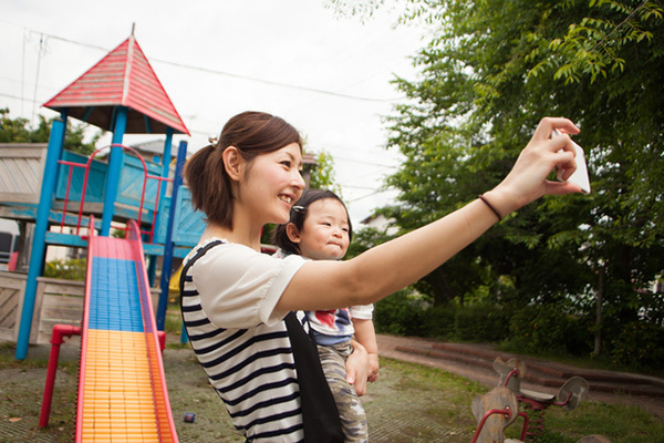 「子どもといるのにスマホ」にはワケがある！スマホママは何をしてる？