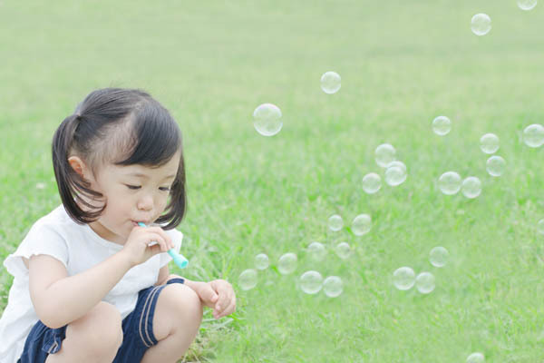 手作りシャボン玉液で外遊びがもっと楽しくなる♪