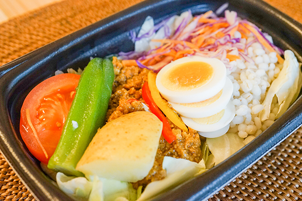 233kcalで食べ応えあり！ ローソンのホットサラダを食べてみた