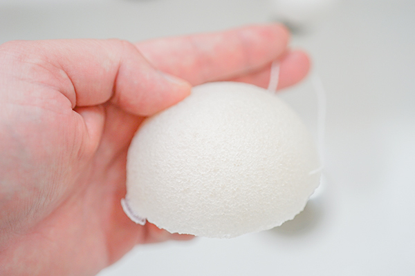 セリアで買った「こんにゃく洗顔パフ」を使ったら鼻の黒ずみが…！