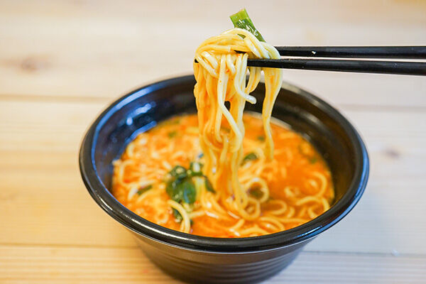 ピリ辛×旨味がクセになる！　ファミマ「ピリ辛玉子スープの辛麺」が美味！