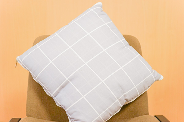 【売り切れ続出】ひとつはGETしておきたい！ダイソー「布団になるクッション」